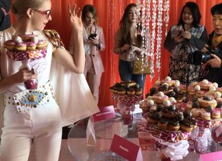 Dunkin’ lovers tie the knot in Las Vegas with doughnut bouquets